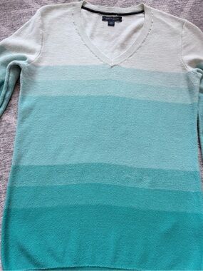 Tommy Hilfiger Women's Gradient Aqua to Teal V-Neck Sweater
